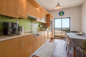 Kuchyň nebo kuchyňský kout v ubytování Meia Praia Beach Apartment