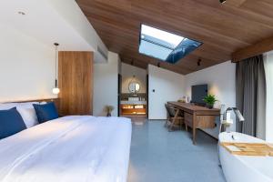 Ένα ή περισσότερα κρεβάτια σε δωμάτιο στο A Villa in a valley