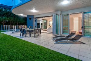 Posezení v ubytování Pavillions 11 on Hamilton Island, waterfront apartment with private pool and buggy