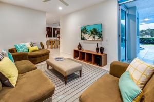 Posezení v ubytování Pavillions 11 on Hamilton Island, waterfront apartment with private pool and buggy