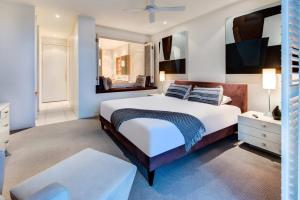 Postel nebo postele na pokoji v ubytování Pavillions 11 on Hamilton Island, waterfront apartment with private pool and buggy