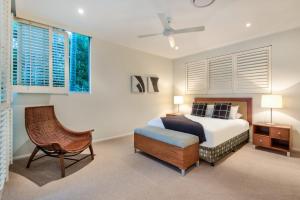 Postel nebo postele na pokoji v ubytování Pavillions 11 on Hamilton Island, waterfront apartment with private pool and buggy