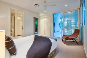 Postel nebo postele na pokoji v ubytování Pavillions 11 on Hamilton Island, waterfront apartment with private pool and buggy