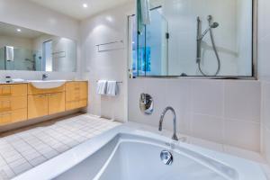 Koupelna v ubytování Pavillions 11 on Hamilton Island, waterfront apartment with private pool and buggy