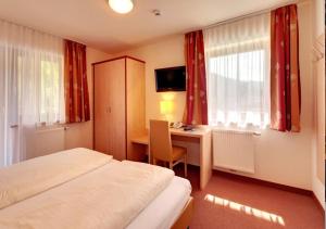 Кровать или кровати в номере Hotel Gerloserhof GMBH
