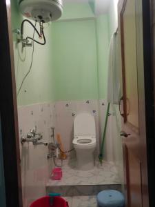 Thakur Apartment tesisinde bir banyo