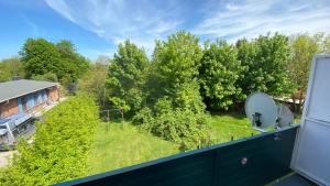 an aerial view of a yard with trees at BS Living Apartment 1 in Braunschweig