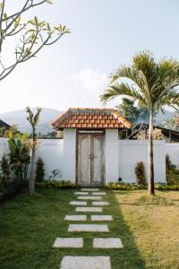 una casa con una puerta en el patio en Villa Uhaïna Amed Bali, en Amed