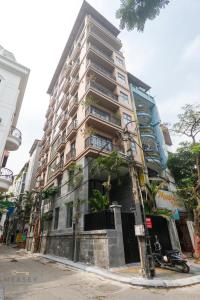ハノイにあるMersey Central Hanoi Apart'Hotelの横に植物が植えられた高い建物
