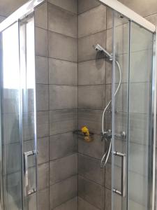 una doccia con una porta in vetro in un bagno di Cottage La Villa Sant Martí a Perpignano Altre 20 foto