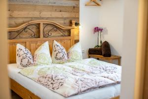 Postel nebo postele na pokoji v ubytování Haus Ditzer - Villa Theresia