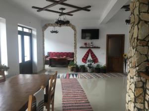 - un salon avec une table et un canapé dans l'établissement Pensiunea Drumul Iancului, à Vidra