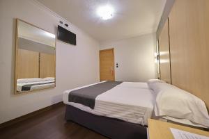 Posteľ alebo postele v izbe v ubytovaní Hotel Faro Salazón