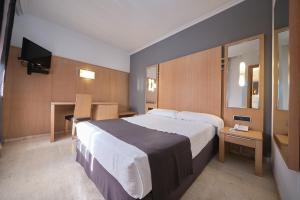 Televízia a/alebo spoločenská miestnosť v ubytovaní Hotel Faro Salazón