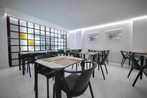 Reštaurácia alebo iné gastronomické zariadenie v ubytovaní Hotel Faro Salazón