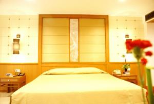 Ein Bett oder Betten in einem Zimmer der Unterkunft Royal Twins Palace Hotel