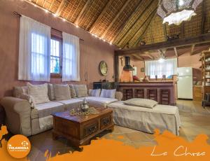 een woonkamer met een bank en een tafel en een keuken bij La Volandera in Jerez de la Frontera