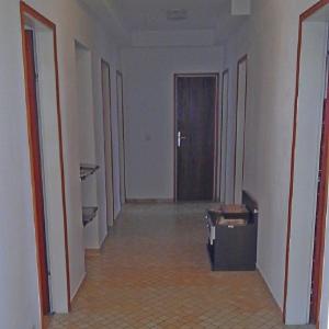 un pasillo vacío con una puerta en una habitación en Apartments and Room Katja, en Mlini