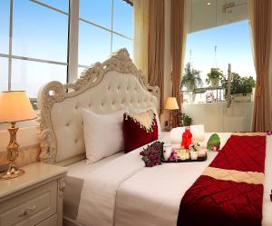 1 dormitorio con 1 cama grande y ventana grande en Hanoi Hotel Royal en Hanói
