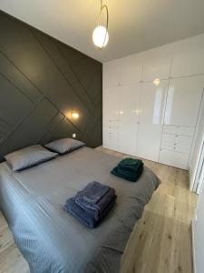 1 dormitorio con 1 cama grande y 2 toallas. en Appartement cosy proche RER et centre ville, en Le Plessis-Robinson