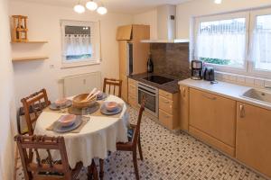 uma cozinha com uma mesa e uma cozinha com uma mesa e cadeiras em Casa Frida em Tettnang