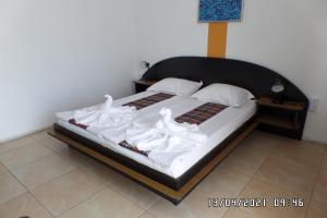a bedroom with a bed with towels on it at Hotel Metropol in Mamaia