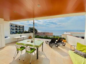 A balcony or terrace at CENTRAL BAJO 4 - Apartamento con espaciosa terraza - vistas al mar - parking