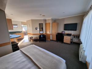 une chambre d'hôtel avec un lit et un bureau dans l'établissement Amross Court, à Christchurch