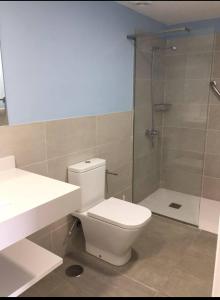een badkamer met een wit toilet en een douche bij Puerto Príncipe in Puerto Rico de Gran Canaria