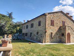 an external view of a large stone building at Agriturismo Aia Leccioni in Micciano