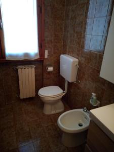 スカンディッチにあるCasa Venturiのバスルーム(トイレ、洗面台付)