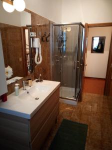 斯坎迪奇的住宿－Casa Venturi，带淋浴和白色盥洗盆的浴室