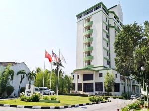クアにあるDe Greenish Village Langkawiの白旗の大きな建物