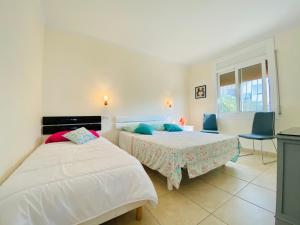 A bed or beds in a room at CENTRAL BAJO 4 - Apartamento con espaciosa terraza - vistas al mar - parking