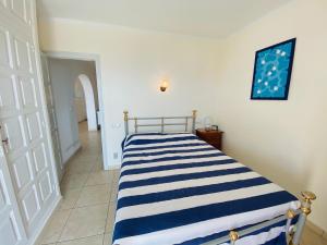 A bed or beds in a room at CENTRAL BAJO 4 - Apartamento con espaciosa terraza - vistas al mar - parking