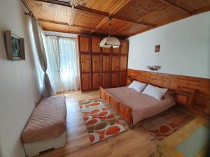 um quarto com uma cama e um banco num quarto em Апартамент Моцарт em Velingrad