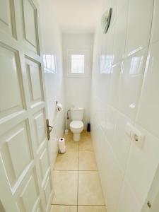 A bathroom at CENTRAL BAJO 4 - Apartamento con espaciosa terraza - vistas al mar - parking Még 8 kép