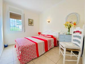 A bed or beds in a room at CENTRAL BAJO 4 - Apartamento con espaciosa terraza - vistas al mar - parking