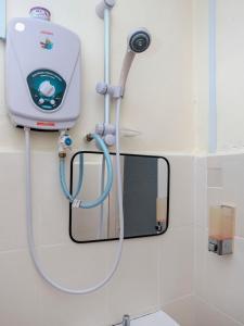 OYO 90180 Gemilang Hotel Kerteh tesisinde bir banyo