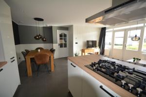Una cocina o zona de cocina en Zeekraal