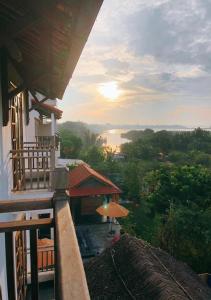 - Balcón de un edificio con vistas al lago en Calm House Hotel Hoi An 1 en Hoi An