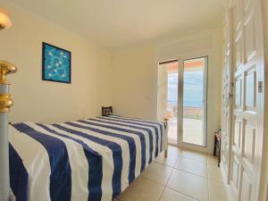 A bed or beds in a room at CENTRAL BAJO 4 - Apartamento con espaciosa terraza - vistas al mar - parking