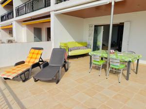 A seating area at CENTRAL BAJO 4 - Apartamento con espaciosa terraza - vistas al mar - parking
