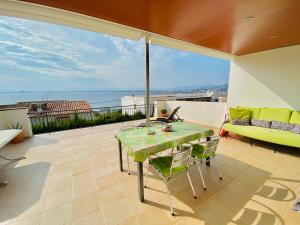 A balcony or terrace at CENTRAL BAJO 4 - Apartamento con espaciosa terraza - vistas al mar - parking