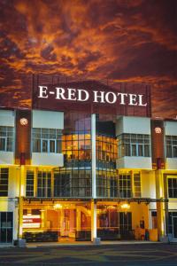 um hotel vermelho com uma placa em cima em E Red Hotel Alma Cosmo em Bukit Mertajam