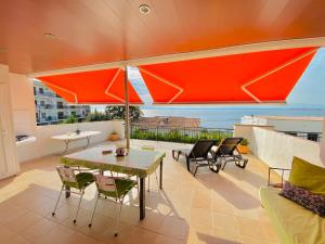A seating area at CENTRAL BAJO 4 - Apartamento con espaciosa terraza - vistas al mar - parking