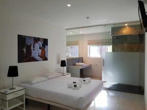 ein Schlafzimmer mit einem weißen Bett und einem großen Spiegel in der Unterkunft Villa w Private Pool, Tennis Courts & Golf Putt in Vilamoura + 38 Fotos