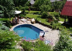 Bazén v ubytování Holiday House Rokytnice nebo v jeho okolí