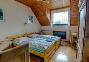 Postel nebo postele na pokoji v ubytování Holiday House Rokytnice