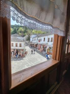 una ventana con vistas a una calle de una ciudad en The Heart of the Bazaar Guest house en Gjirokastër